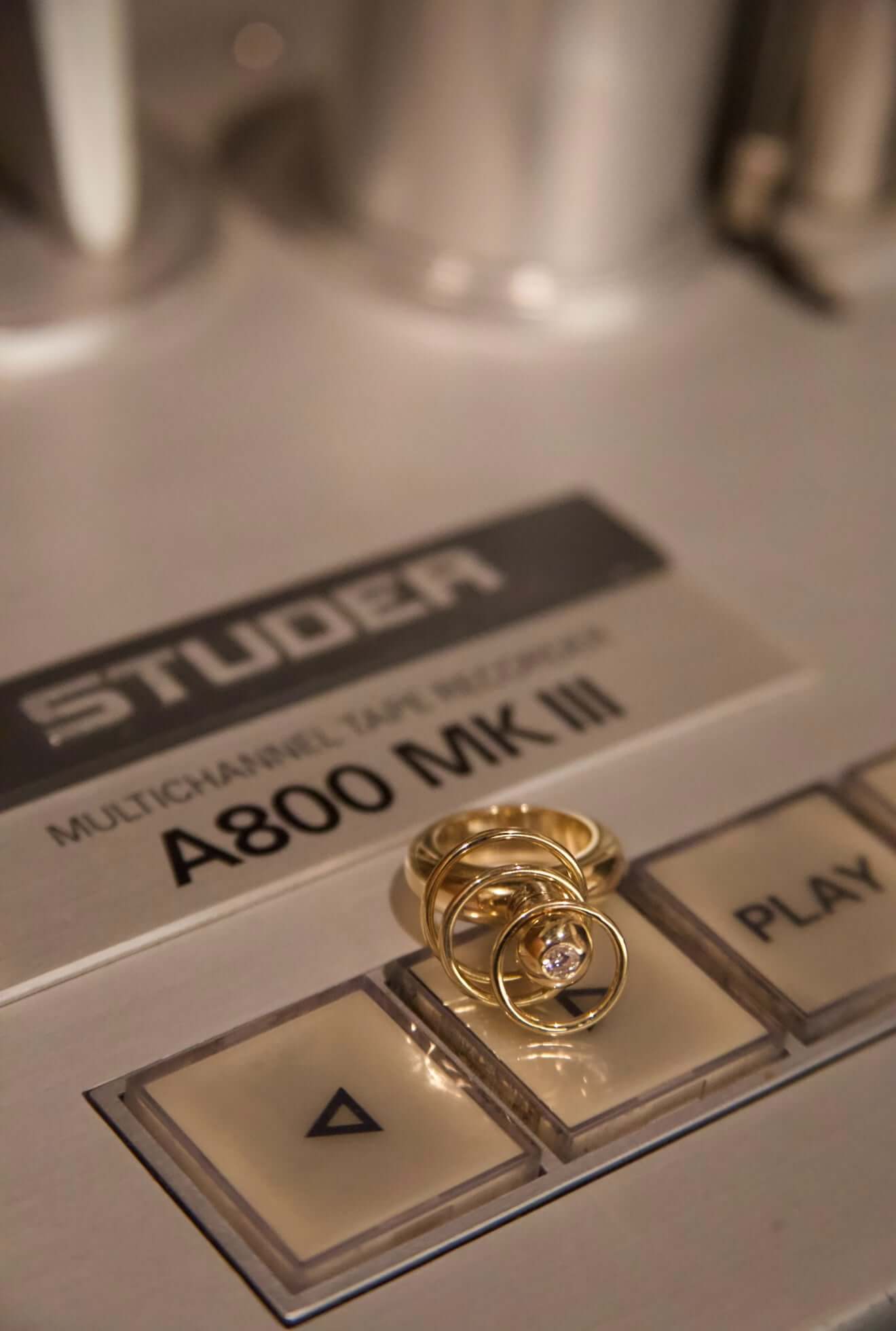 18k gold kinetic ring